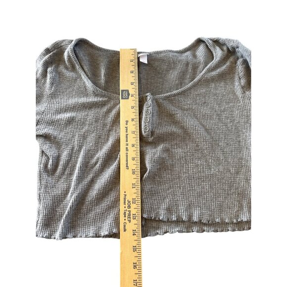 Colsie Gray Ribbed Cropped Henley Long Sleeve Top Size L Stretch Fit Neutral - Picture 7 of 7